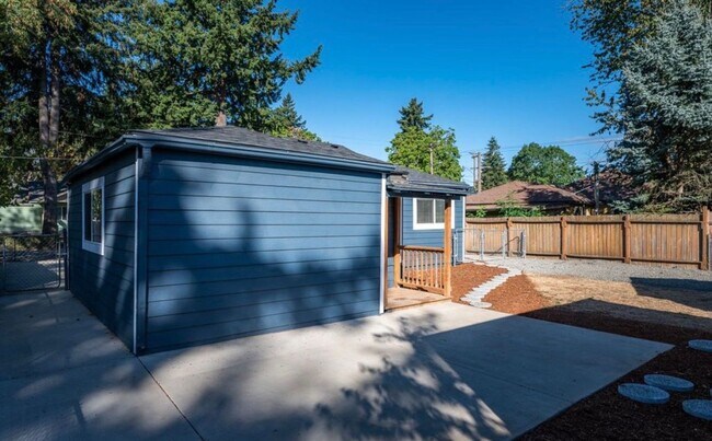 Building Photo - Beautiful 3 bd, 1 bath open kitchen/living...