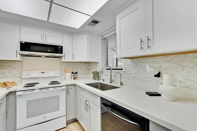 Building Photo - 716 San Conrado Terrace