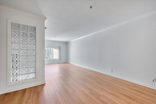 Building Photo - Spacious Townhome in Palo Alto