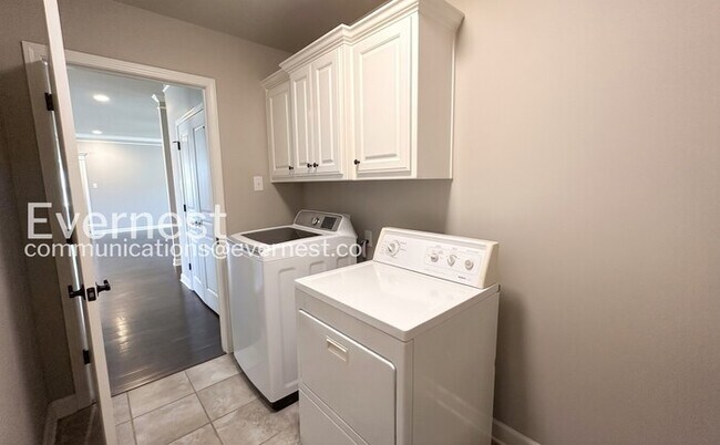 Building Photo - 4 Bed/3 Bath Home with Garage & Fenced Yard / Pet-Friendly / Available Now!