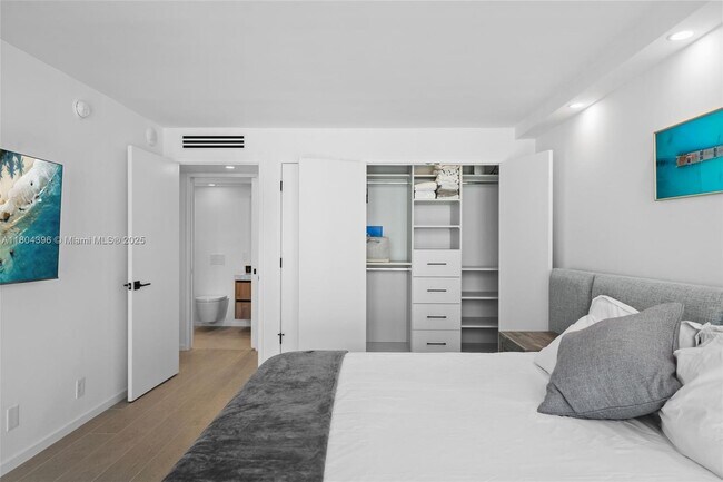 Building Photo - 2655 Collins Ave