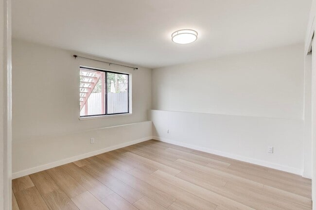 Building Photo - Beautiful Updated 3BD/2BA + Bonus Room Hom...