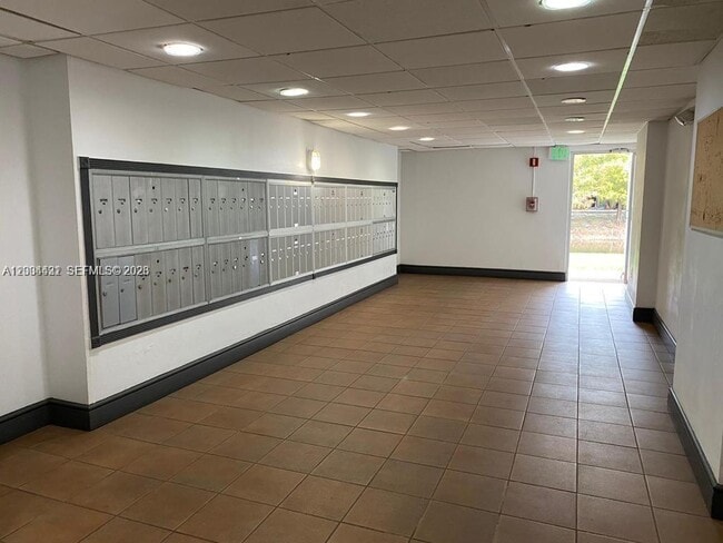 Building Photo - 721 N Pine Island Rd