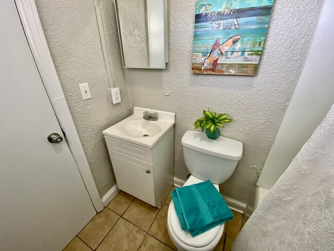 Building Photo - Cozy Cottage By The Sea!  3/2 Available 11...