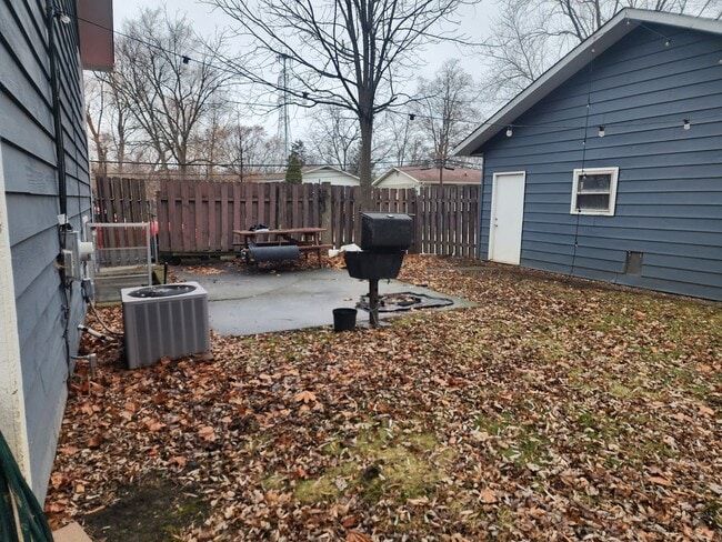 Building Photo - 1325 N Glenview Ct