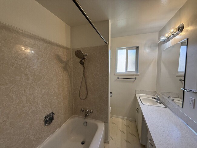 Building Photo - 210 Sunnyside Dr