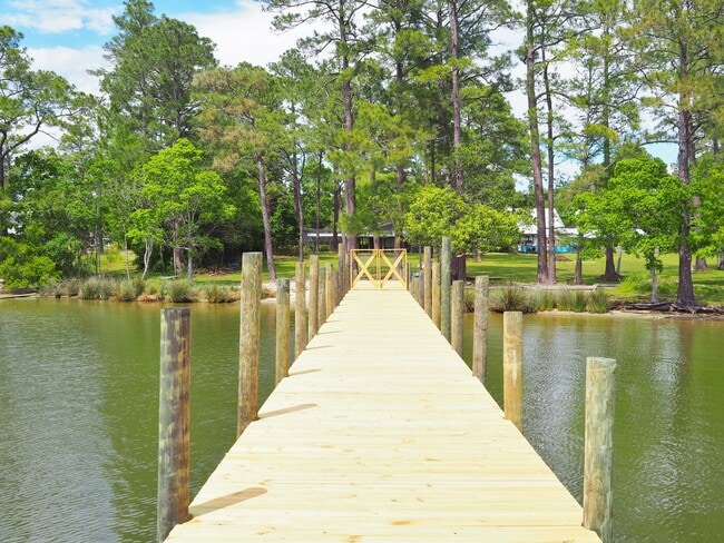 Building Photo - Adorable home steps from Wolf Bay!