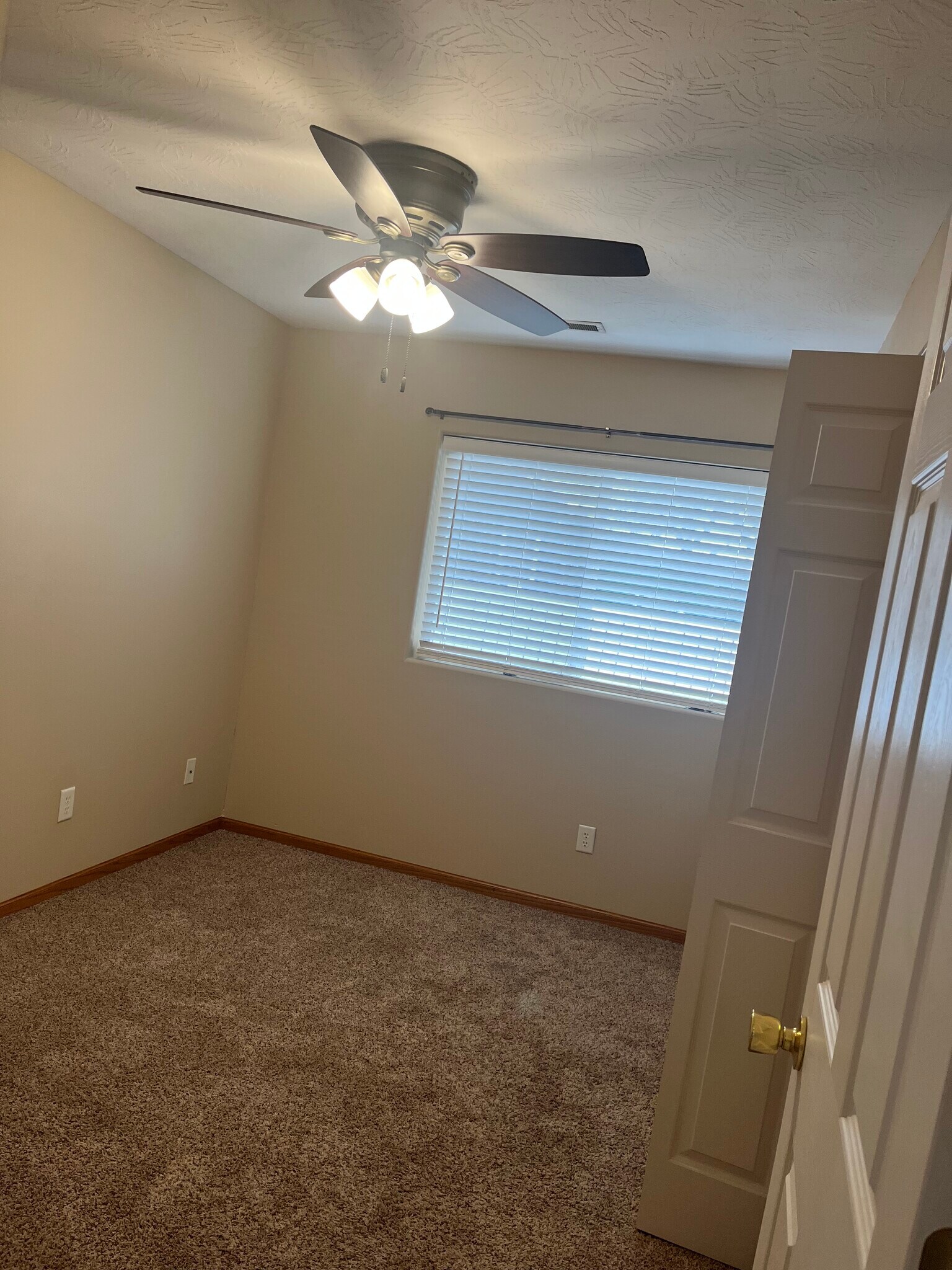 bedroom - 997 N Highway 105