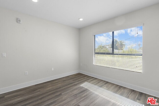 Building Photo - 5030 Rosewood Ave