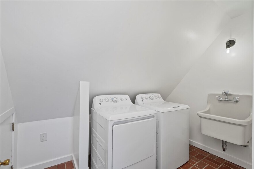 Building Photo - 6026 Sawyer St