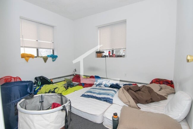 Building Photo - 2BR 1Bth unit. Heat/Hot Water included. Great location!