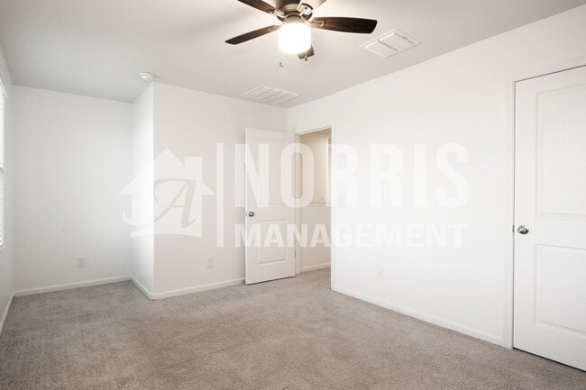 Building Photo - Beautiful Large Home Very Close to Freeway