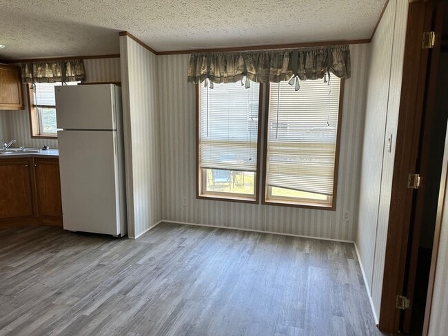 Building Photo - Centrally Located 3 BD 2 BA Modular Home