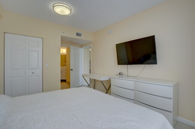 Building Photo - 17100 N Bay Rd