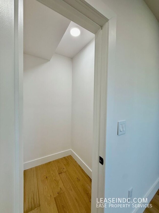 Building Photo - 1812 Independence Ave SE