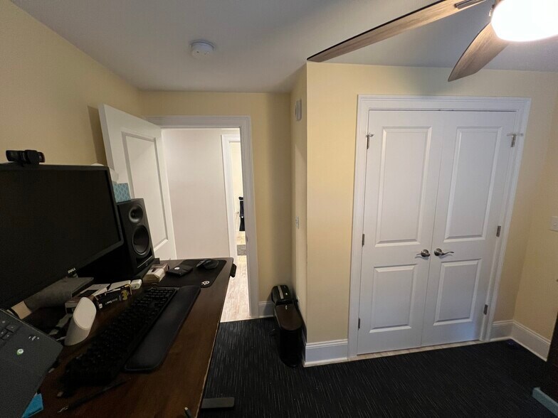 Building Photo - 118 Holland St