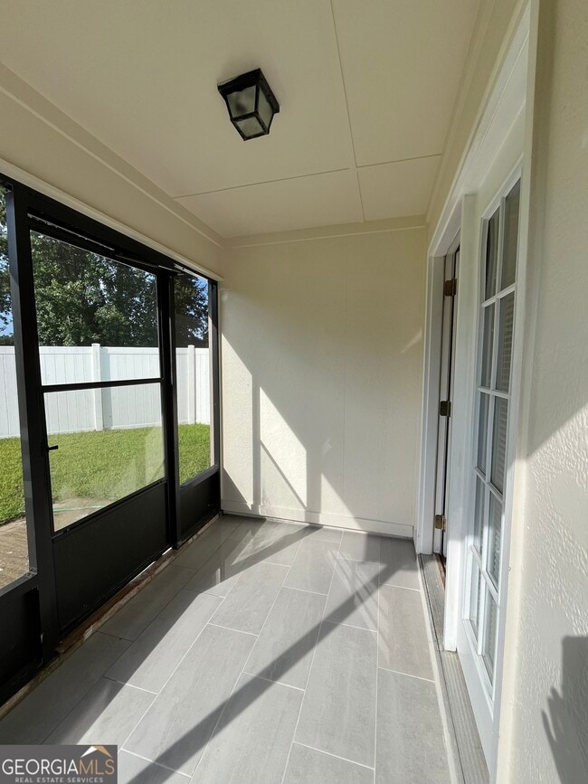 Building Photo - 231 Royal Palms Ave