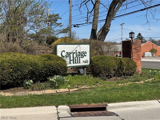 Building Photo - 6910 Carriage Hill Dr