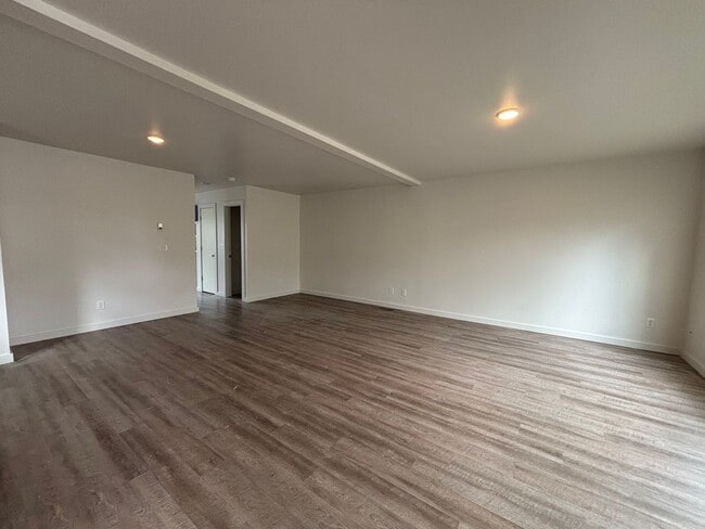 Building Photo - 4 Bedroom Townhome in Hawks Ridge