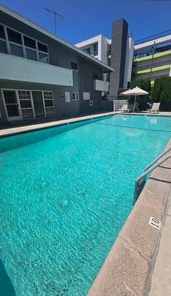 Building Photo - 11030 Moorpark St