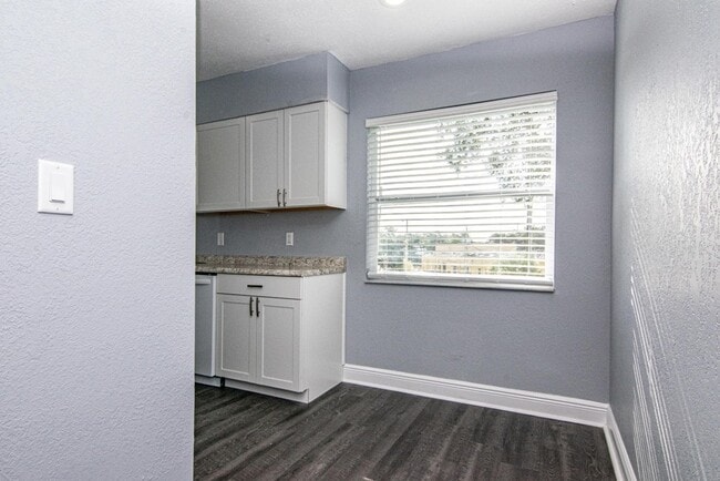 Building Photo - Newly Renovated and Remodeled - 2 Bedroom 1 Bath for Lease in Brandon, FL