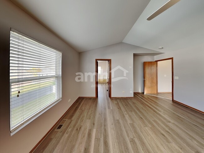 Building Photo - 3803 Saratoga Dr