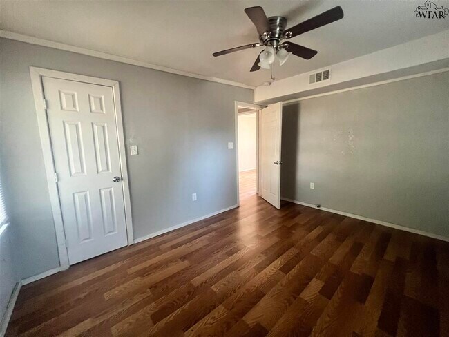 Building Photo - 2006 Bell St