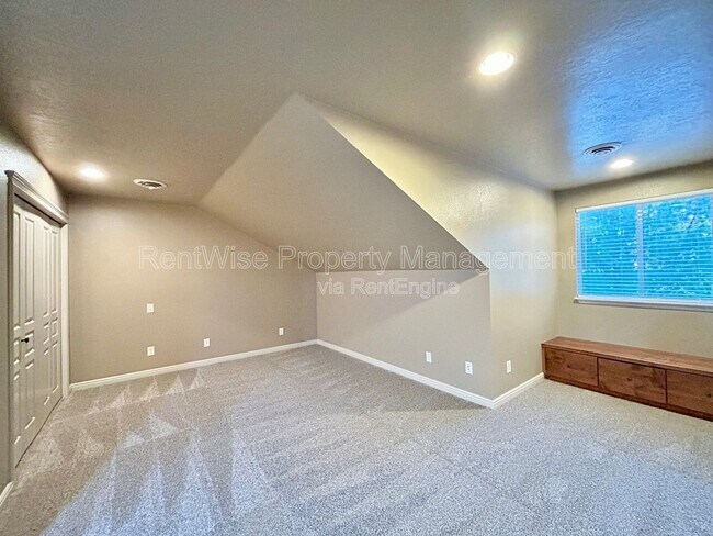 Building Photo - 2253 W los Flores Dr