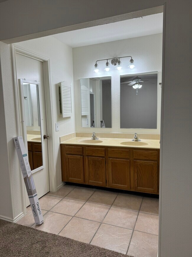 Building Photo - 9538 Cloverdale