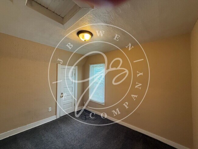 Building Photo - "Charming 3-Bed Home with Spacious Living in South Toledo.