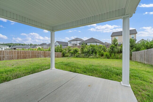 Building Photo - 585 Hampton Dr