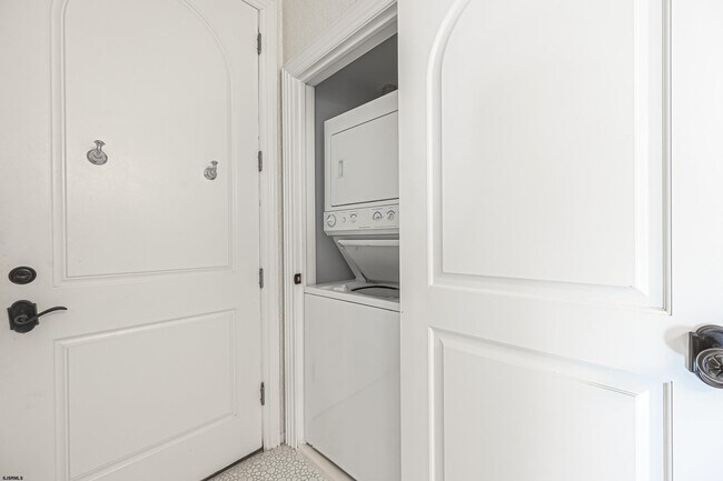 Building Photo - 112 S Rumson Ave