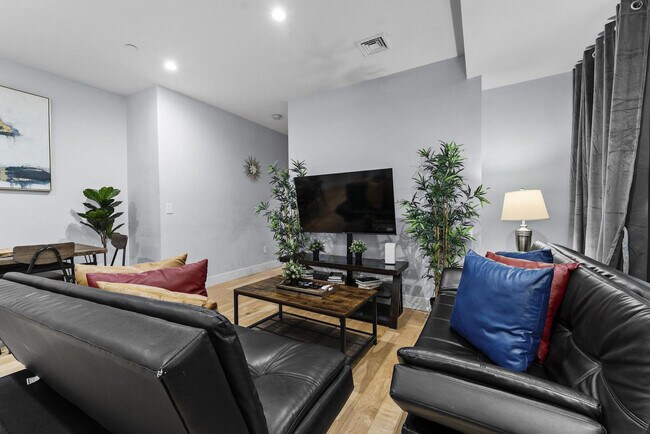 Building Photo - 1011 Bennington St