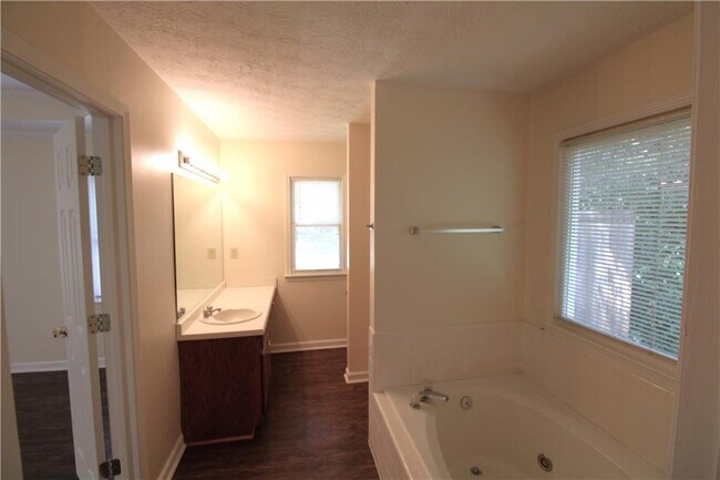 Building Photo - 2320 Ridgedale Dr SW