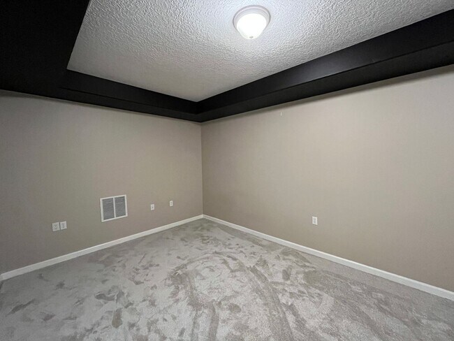 Building Photo - Immaculate 4 bedroom, 3.5 bathroom, tri-level Home in Tigard!! Expansive Views, Office space, Gam...