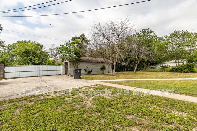 Building Photo - 402 W Wildwood Dr