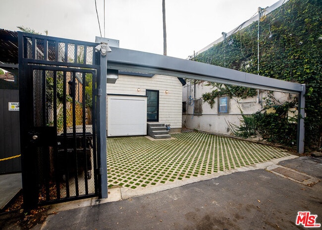 Building Photo - 205 Venice Way