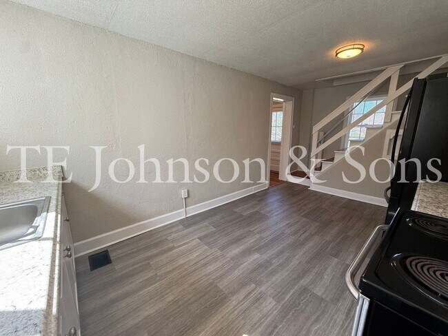 Building Photo - Charming 2BR Home Near Silas Creek Pkwy with Hardwood Floors & Carport