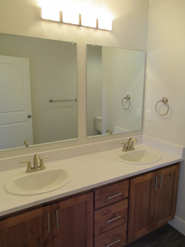 Building Photo - Large Duplex in South Salem!