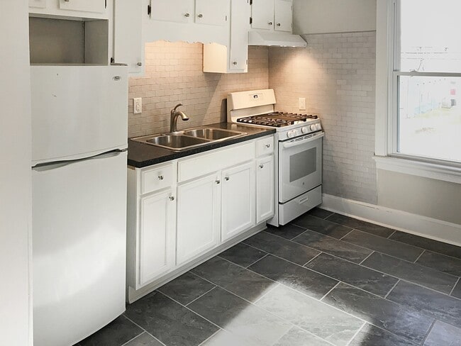 Building Photo - 404 W 27th St