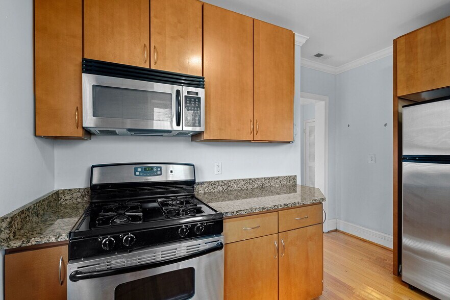 Building Photo - 7055 Dartmouth Ave