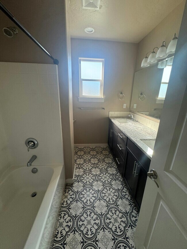 Building Photo - 18551 White Rose Pl