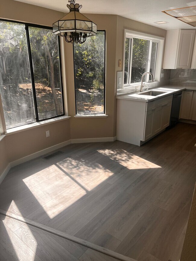 Building Photo - Wonderfully updated Waterman Highlands Home