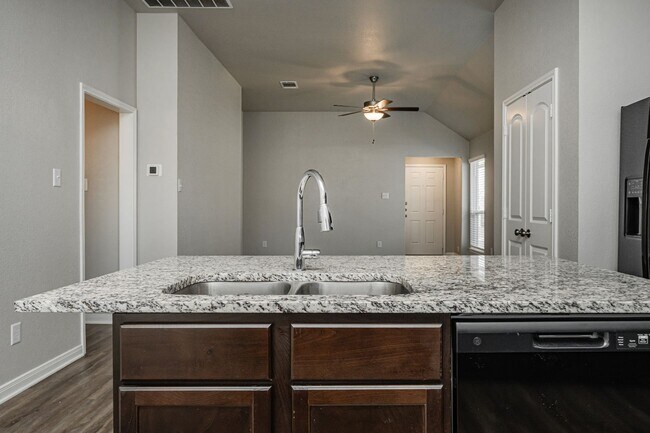 Building Photo - Your perfect escape from the hustle and bustle!