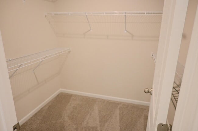 Building Photo - 692 Manitou Cir