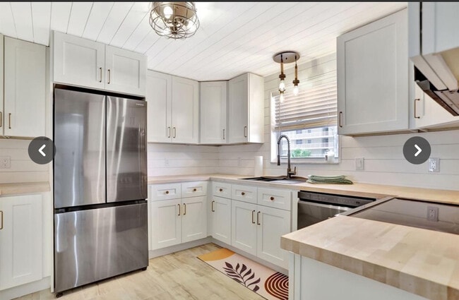 Building Photo - 1050 Hillsboro Mile