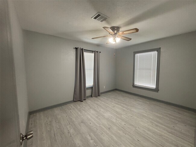 Building Photo - 301 19th Ave N