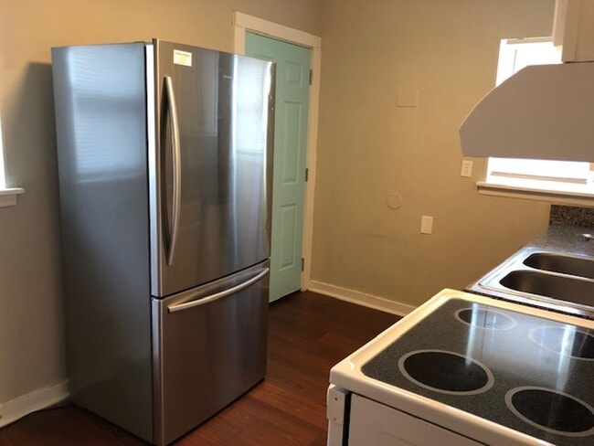 Building Photo - 2 Bedroom 1 Bath Home - Recently updated a...