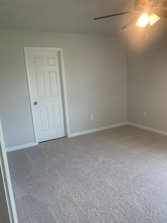 Building Photo - 144 Lakeside Way