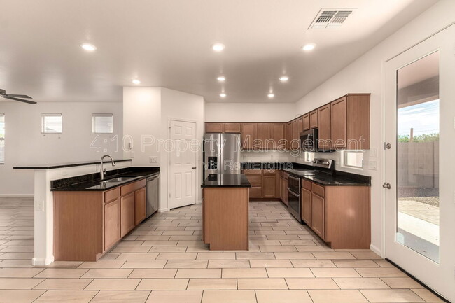 Building Photo - 5216 S 16th Pl